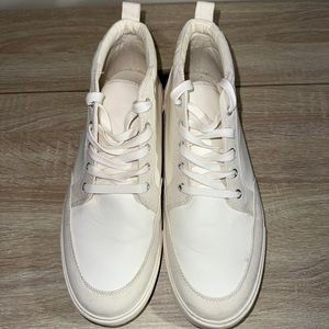 Men’s white lifestyle shoes. Perfect condition